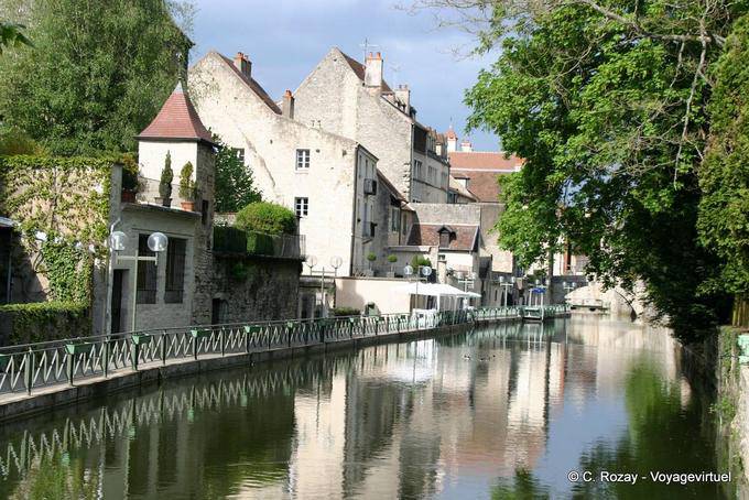 Passeggiata lungo l'acqua nella città vecchia di Dole - Francia