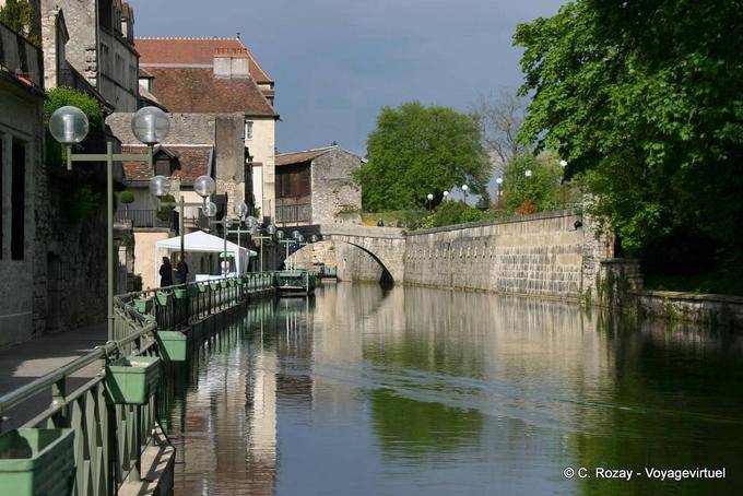 Bordo del canale e conciatori ponte romanico in Dole - Francia