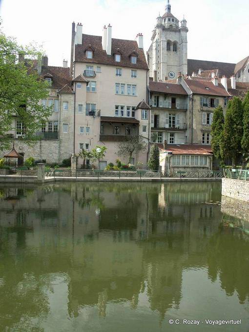 Facciate riflette nel canale Rodano-Reno, Dole - Francia