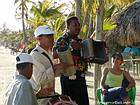 Musicisti in concerto sulla spiaggia, Boca Chica, Rep. Dominicana.