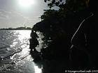 Contro la luce, moto passando sulle onde, Boca Chica, Rep. Dominicana.