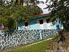 Si tratta di una casa blu con la parete di corrispondenza, Rep. Dominicana.