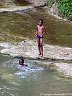 I bambini che nuotano nel fiume, Rep. Dominicana.