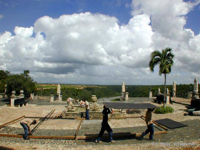 I lavori per il luogo che si affaccia sul fiume, Altos de Chavon, Rep. Dominicana