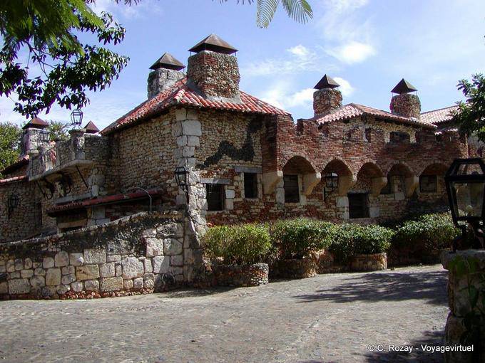 Pareti, caminetti e muri in pietra con un ristorante, Altos de Chavon, Rep. Dominicana