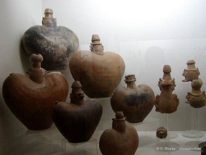 Arte Tainos, contenitori a forma di cuore, Altos de Chavon, Rep. Dominicana