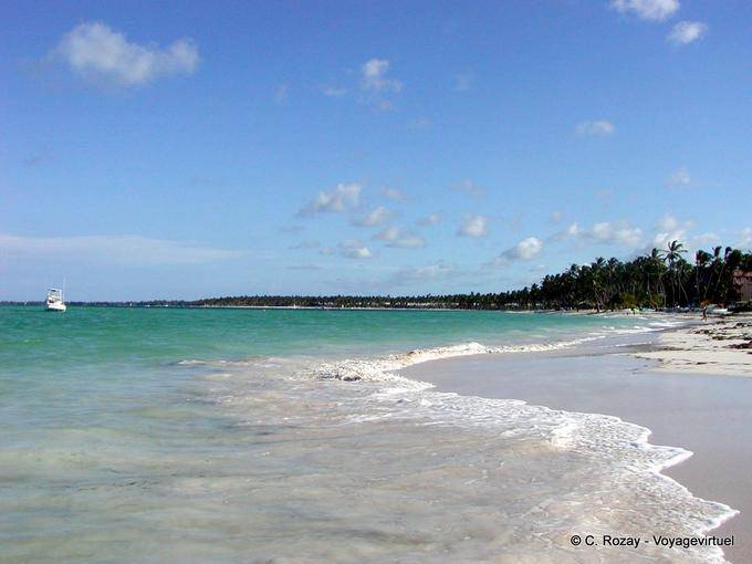 Bavaro, spiaggia di sabbia bianca che si affaccia sull'Oceano Atlantico, Rep. Dominicana