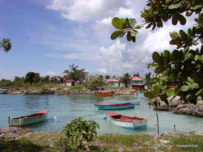 Bayahibe, barche di legno galleggiante sul Mar dei Caraibi, Rep. Dominicana