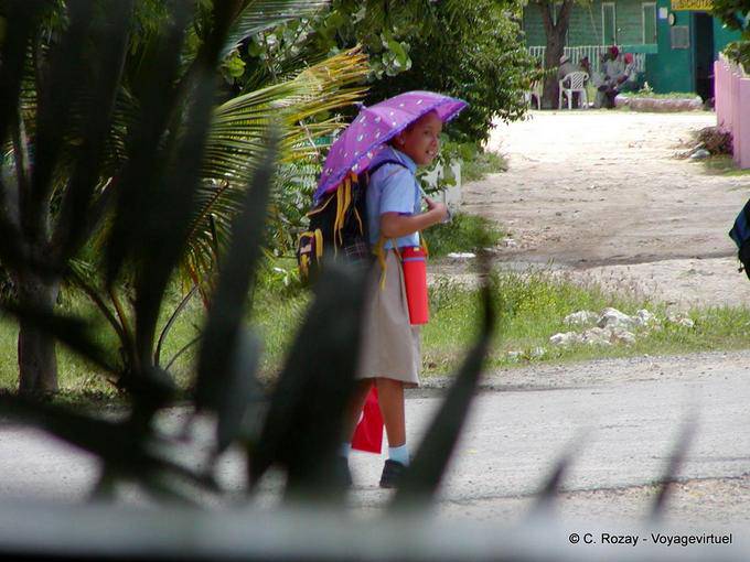 Studentessa sotto la pioggia, Bayahibe, Rep. Dominicana