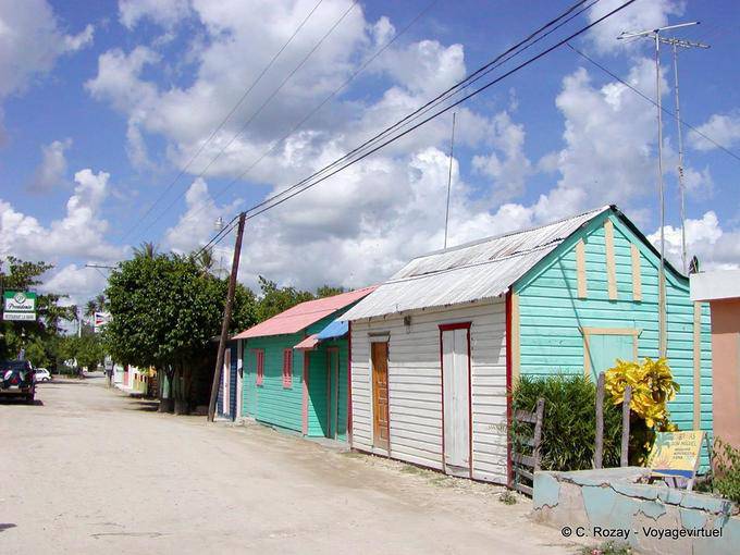 Tipici casi di legno e tetto in lamiera ondulata, Bayahibe, Rep. Dominicana