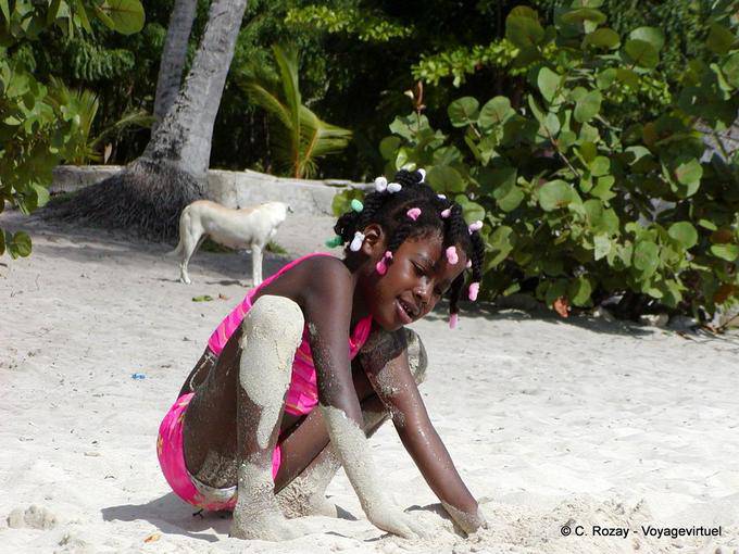 Gioco di sabbia bianca, spiaggia di Bayahibe, Rep. Dominicana