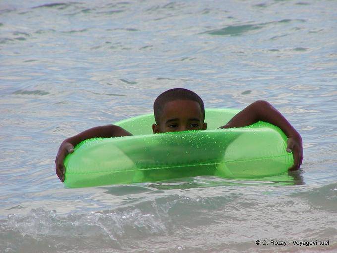 Kid in una laguna boa verde, Boca Chica, Rep. Dominicana