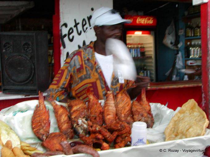 Venditore fritto e pesce alla griglia, Boca Chica, Rep. Dominicana
