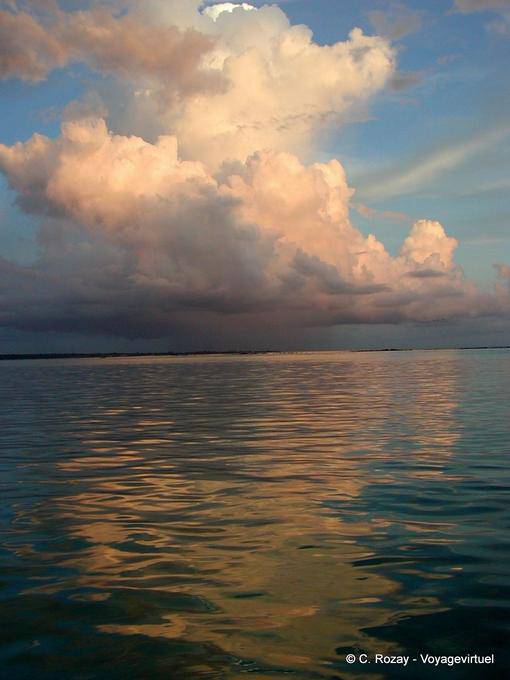 Riflettendo nube di tempesta sul Mar dei Caraibi, Boca Chica, Rep. Dominicana