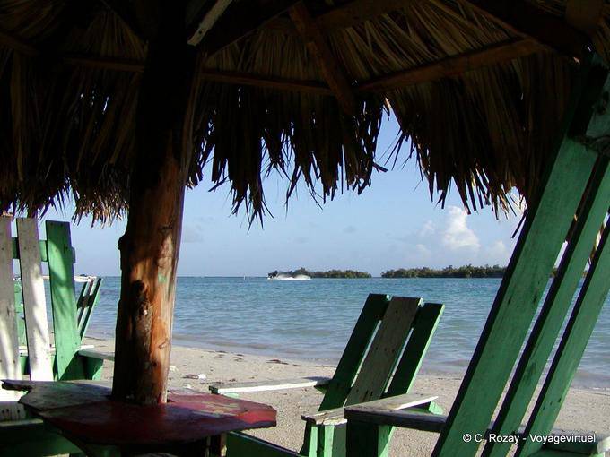 Bistro Relaxed sulla spiaggia di fronte al Matica, Boca Chica, Rep. Dominicana