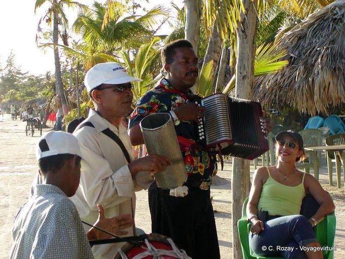 Musicisti in concerto sulla spiaggia, Boca Chica, Rep. Dominicana
