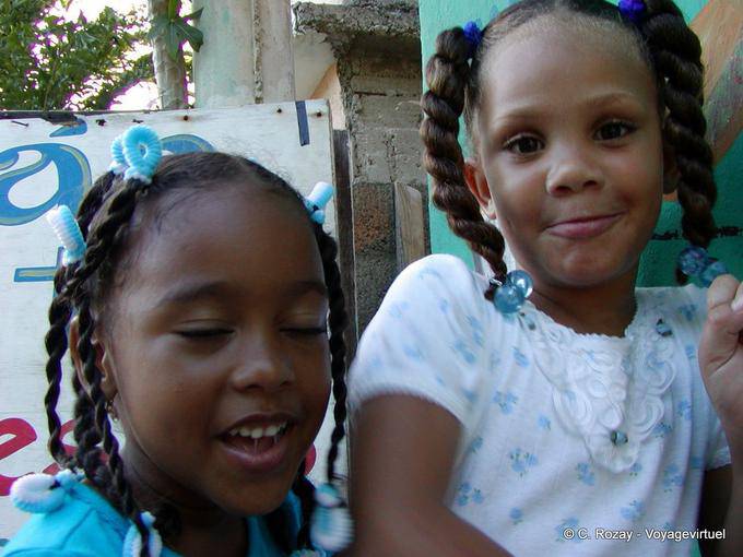 Ritratto di bambine con le trecce, Boca Chica, Rep. Dominicana