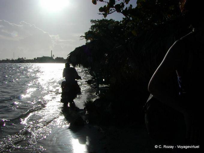 Contro la luce, moto passando sulle onde, Boca Chica, Rep. Dominicana
