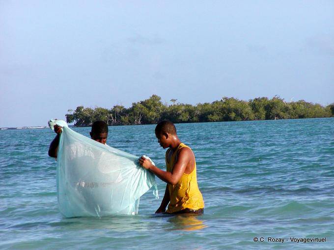 Sacchetto di pesca di plastica prima della Matica, Boca Chica, Rep. Dominicana