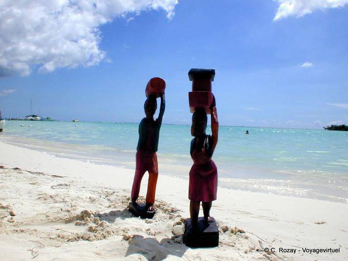 Statue in spiaggia, Boca Chica, Rep. Dominicana