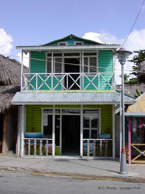 Balcone casa di legno dipinta nei toni del verde, Boca de Yuma, Rep. Dominicana