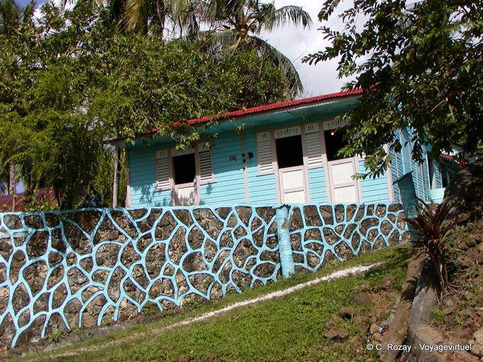 Si tratta di una casa blu con la parete di corrispondenza, Rep. Dominicana