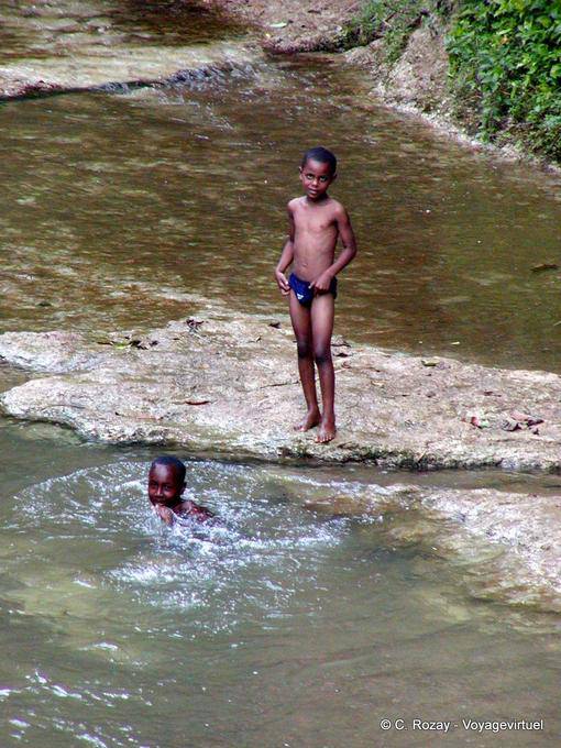 I bambini che nuotano nel fiume, Rep. Dominicana