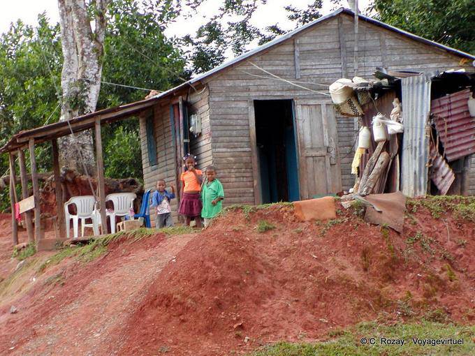 I bambini di fronte a una scatola nella campagna di El Seibo, Rep. Dominicana