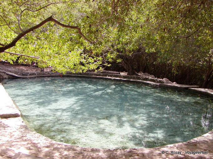 Piscina naturale Azufrada con acqua dolce e di zolfo, Enriquillo, Rep. Dominicana