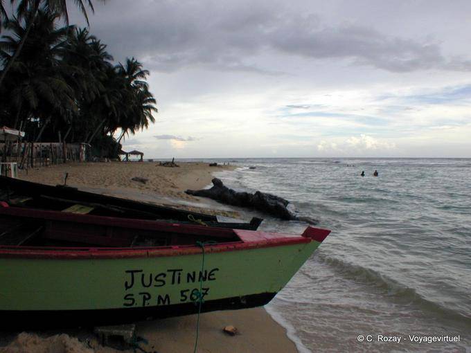 Barca Justinne sulla sabbia della spiaggia, Juan Dolio, Rep. Dominicana