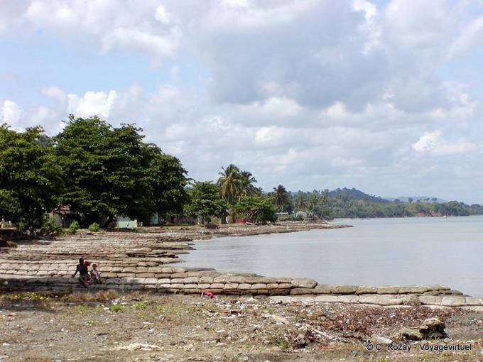 Spiaggia di cemento Muros nella costa del pueblo, Pani, Rep. Dominicana
