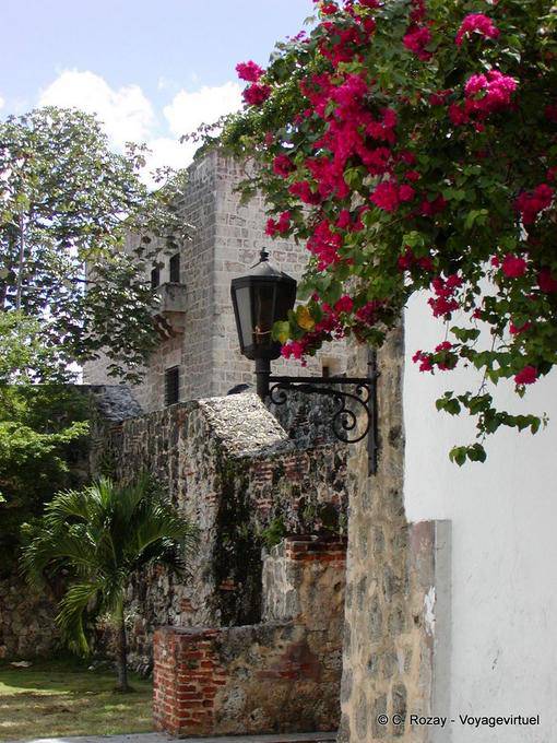 Vicolo fiorito nel quartiere coloniale di Santo Domingo, Rep. Dominicana
