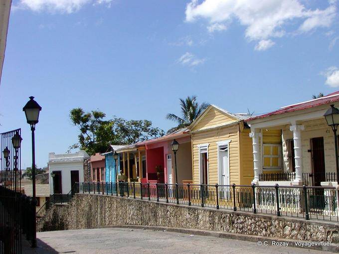 Case colorate, la Cuesta HOSTO, Santo Domingo, Rep. Dominicana