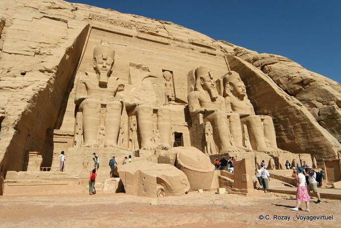 Facciata del Grande Tempio, con la testa rotta di una statua ai piedi, Abu Simbel - Egitto