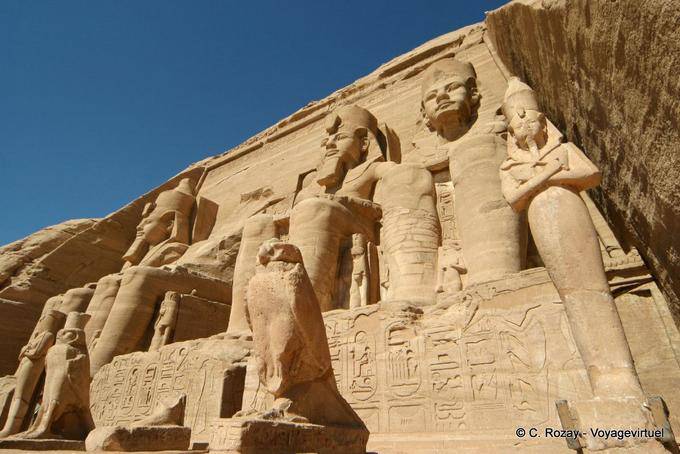Hawks scolpite up colossali statue di Ramses II, Abu Simbel - Egitto