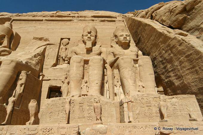 Colossi del faraone Ramses II, proprio accanto a Ibsamboul, Abu Simbel - Egitto