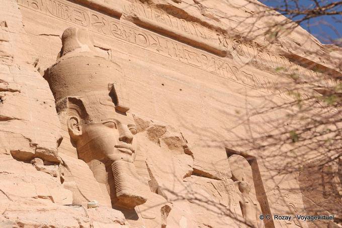 Testa Ramses con barba finta e la corona doppia (Pschent), Abu Simbel - Egitto