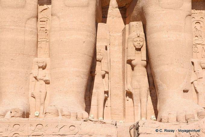 Isis Nofret Bent Anat, Mut-Tuya ai piedi di Ramses, Abu Simbel - Egitto