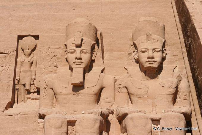 I due colossi di Ramses destra sole, Re (Ra), il grande tempio, Abu Simbel - Egitto
