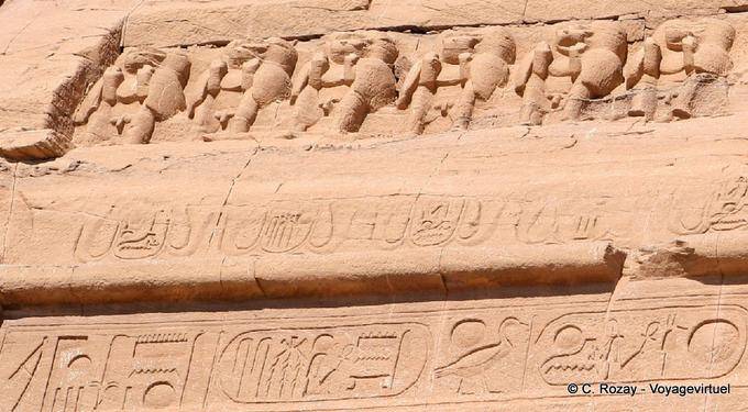 Rappresentative Corniche ventitré babbuini nel culto, il Grande Tempio, Abu Simbel - Egitto