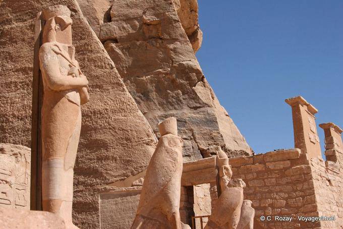 Sculture di falchi e faraoni, il monumento, Abu Simbel - Egitto