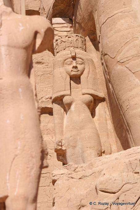 Nefertari, moglie di Ramses ingresso principale del Tempio di Re-Harakhte, Abu Simbel - Egitto