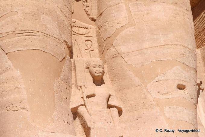 Principe Ramses (figlio di Iside Nofret) tra le gambe del faraone, Abu Simbel - Egitto