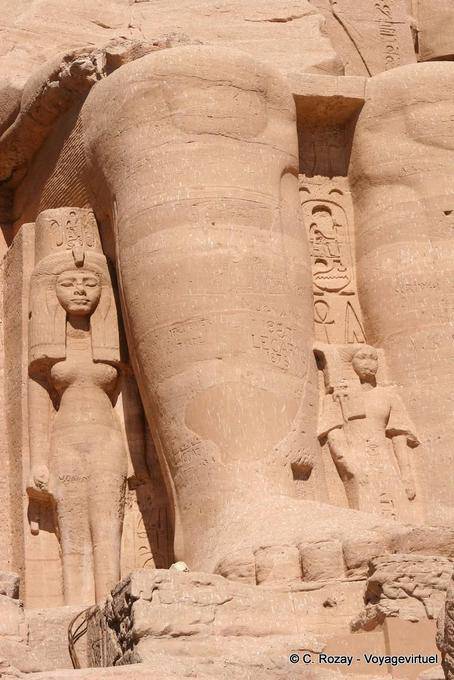 Nefertari e Principe Ramses il piede del diritto del colosso ingresso Abu Simbel - Egitto