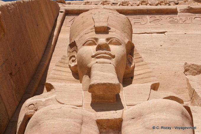 Capo di Ramses II indossa la doppia corona (Pschent), Reale Vela (Nemes) e l'ureo (cobra), Abu Simbel - Egitto