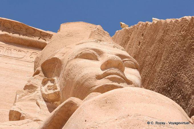 Close-up di un colossali statue di Ramses II, Abu Simbel - Egitto