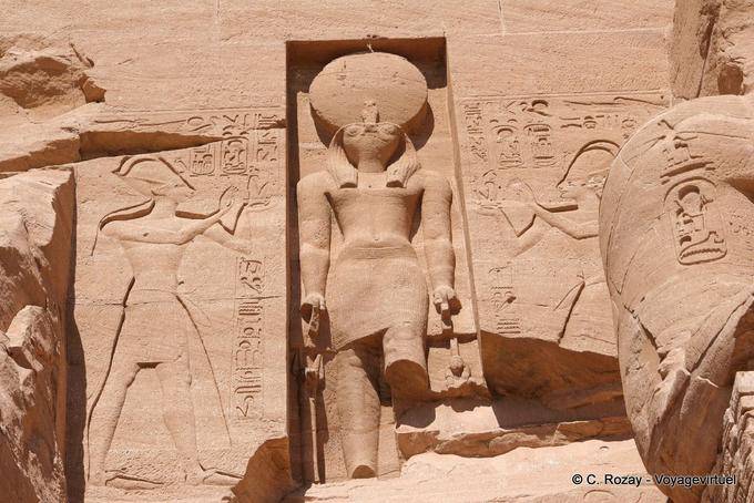OUser Maat Ra, nicchia con l'immagine di Ramses Sun, Abu Simbel - Egitto