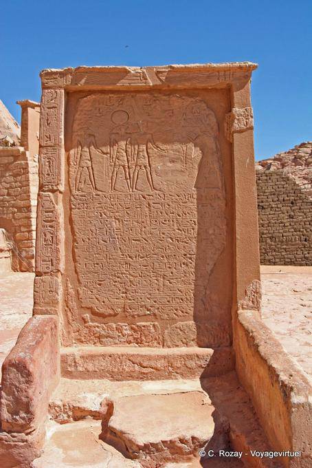 La stele nord, sud terrazza di fronte al Grande Tempio di Ramses II, Abu Simbel - Egitto