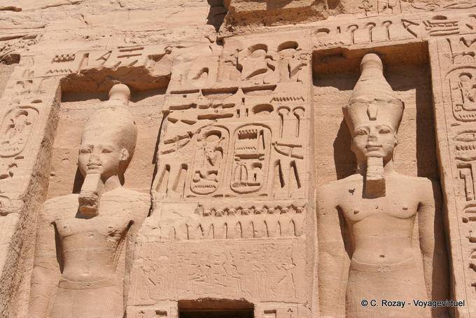 Geroglifici e statue di Ramses II, facciata del Tempio della regina Nefertari, Abu Simbel - Egitto