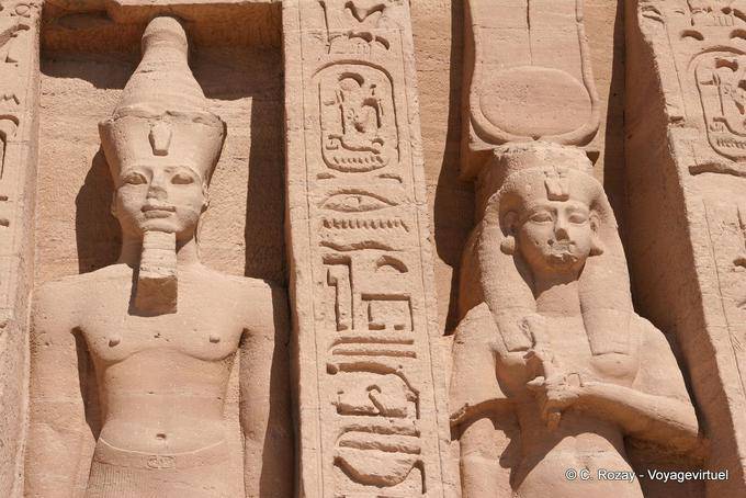 Nefertari tiene contro il suo petto Hathor SPEOS sistro Regina, Abu Simbel - Egitto